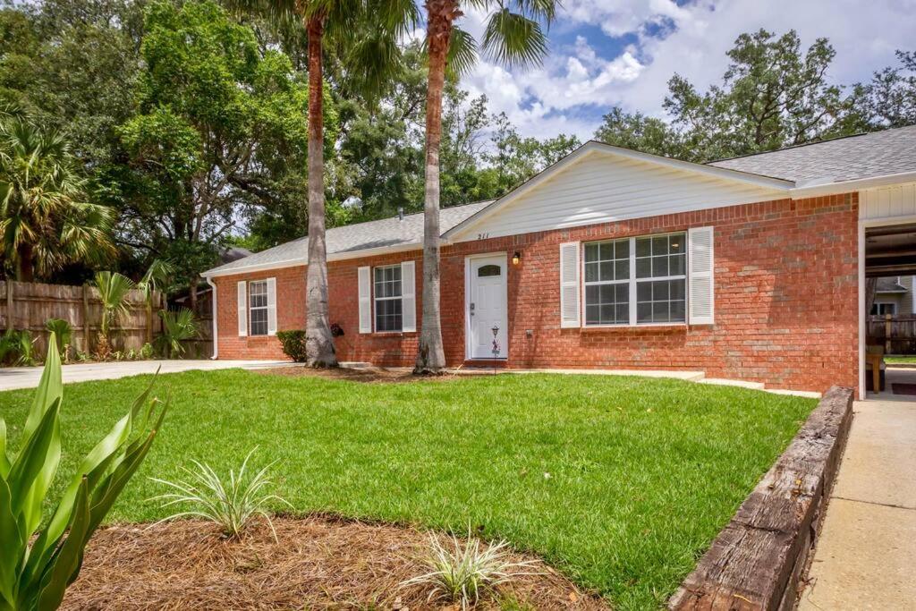 Aed väljaspool majutusasutust Life's a Breeze - Updated 3BR 5min to Pcola Beach