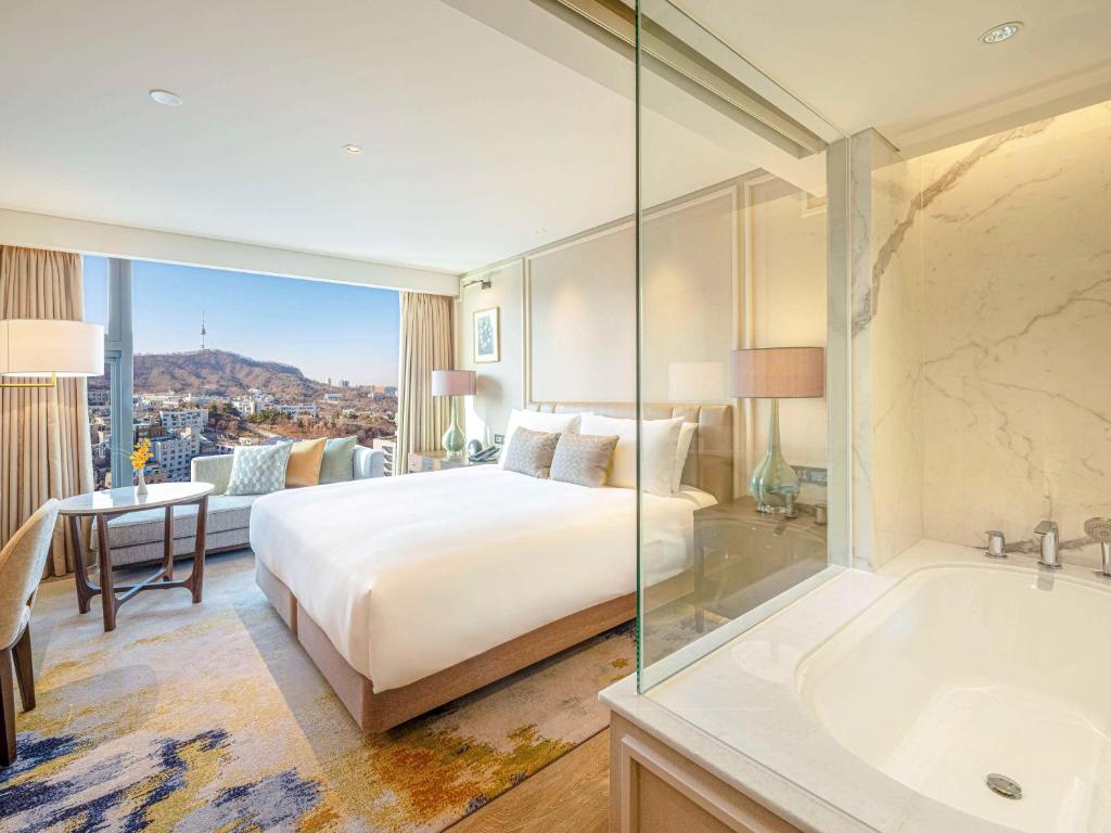 Cama ou camas em um quarto em The Ambassador Seoul - A Pullman Hotel
