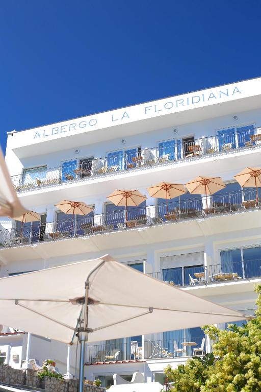 Rõdu või terrass majutusasutuses Hotel La Floridiana