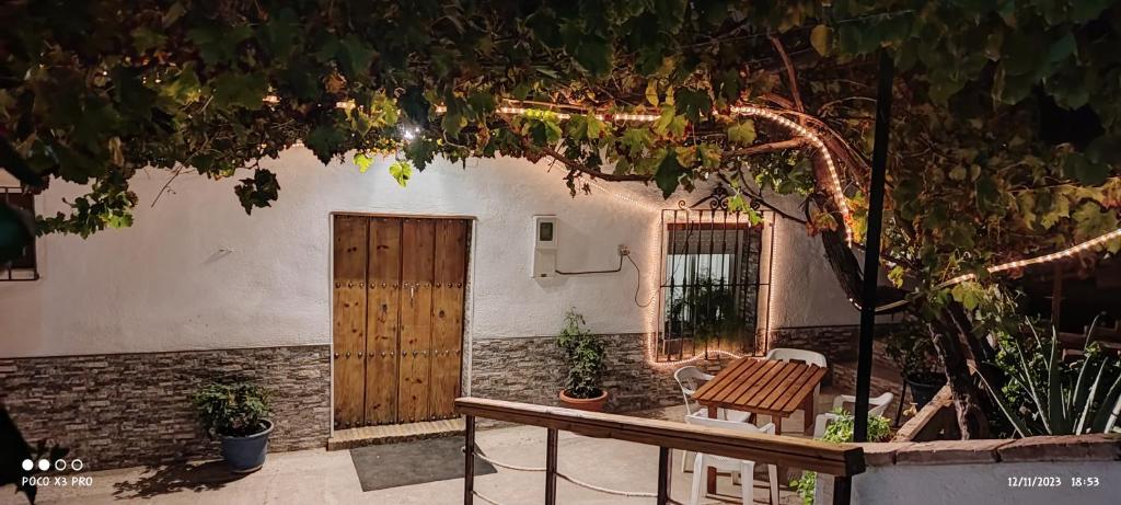 un edificio con una puerta de madera y un banco de madera en Casa Rural CUARTELILLOS, en Sabariego