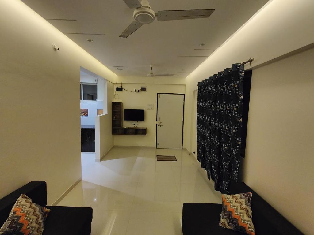 ein Wohnzimmer mit Sofa und Flur in der Unterkunft Gandhi Villa in Daman