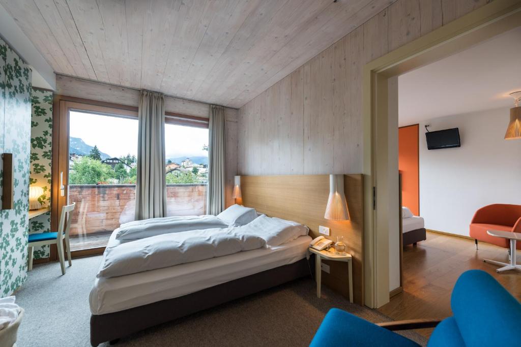 Postel nebo postele na pokoji v ubytování Azalea Park Hotel