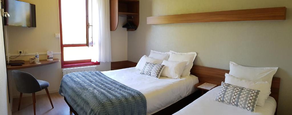 Postel nebo postele na pokoji v ubytování Logis Hôtel Restaurant Le Sainte Mere