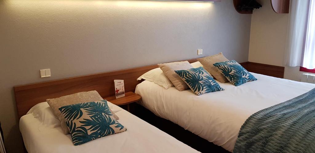 Postel nebo postele na pokoji v ubytování Logis Hôtel Restaurant Le Sainte Mere