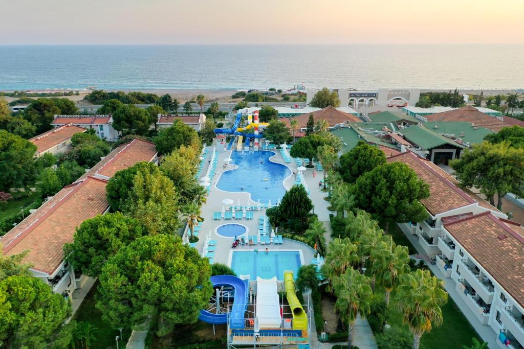 einen Luftblick auf den Wasserpark am Strand in der Unterkunft Master Family Club in Manavgat