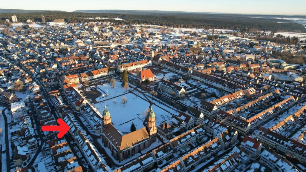 una vista aérea de una ciudad con una flecha roja en Holiday am Marktplatz Freudenstadt, en Freudenstadt