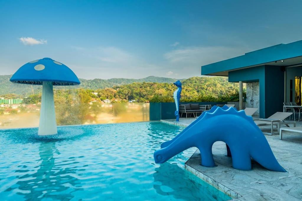 uma piscina com um urso azul na água em Sea view apartment at Oceana by Lofty em Kamala Beach