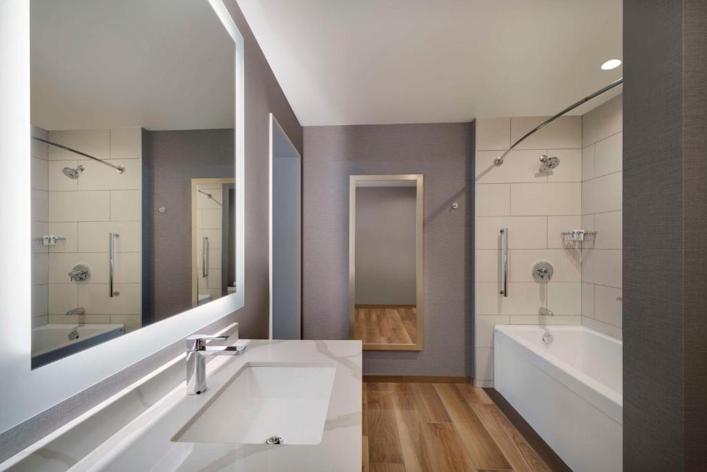 Hyatt House LAX Century Blvd - One-Bedroom King Suite With Sofa Bed And Kitchen