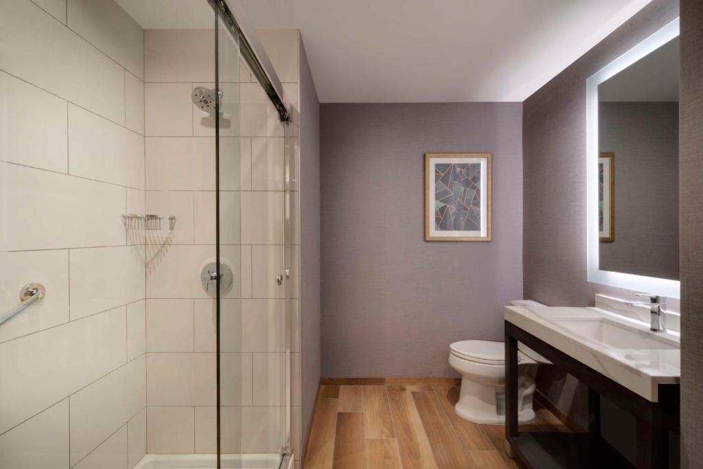 Hyatt Place LAX/Century BLVDにあるバスルーム