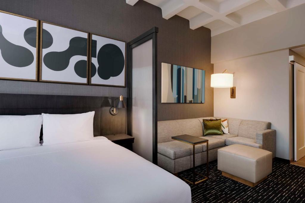 Hyatt Place LAX/Century BLVDにあるベッド
