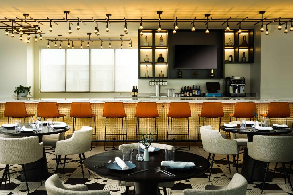 Hyatt Place LAX/Century BLVDにあるラウンジまたはバー