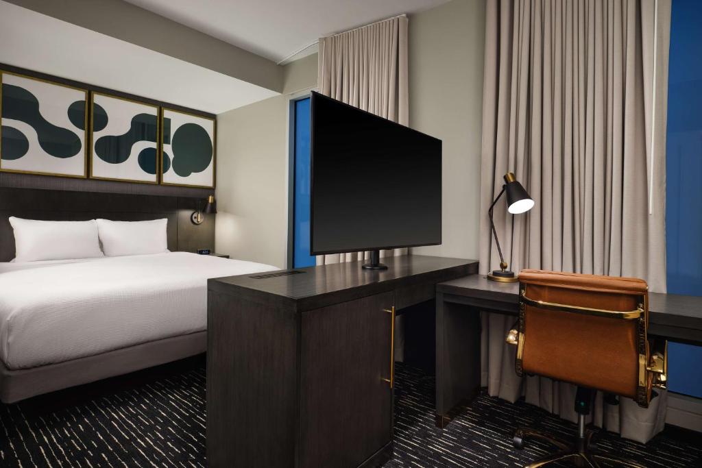 Hyatt Place LAX/Century BLVDにあるテレビまたはエンターテインメントセンター