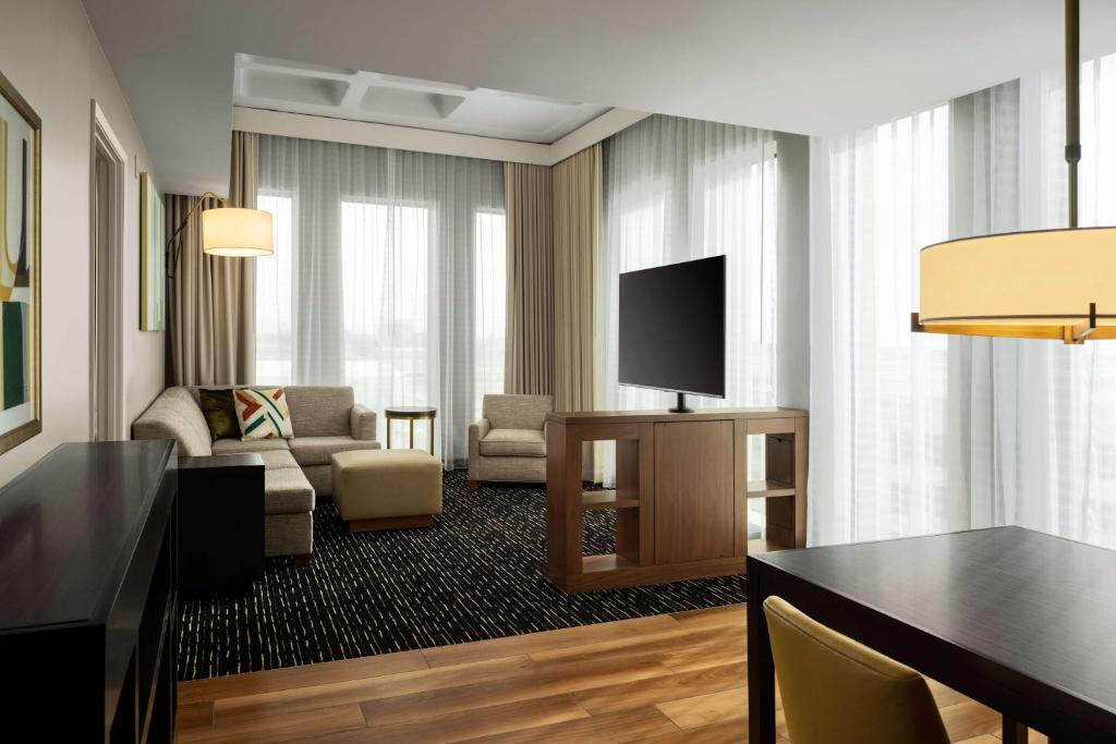 Hyatt Place LAX/Century BLVDにあるテレビまたはエンターテインメントセンター