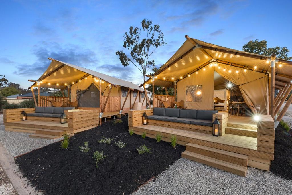 twee luxe yurt lodges in een park 's nachts bij BIG4 Tasman Holiday Parks - Bendigo in Bendigo