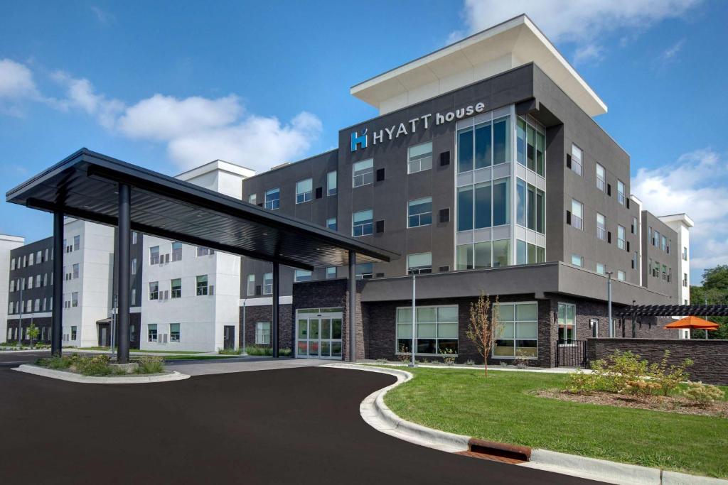 Hyatt House Mall Of America Msp Airport في بلومنغتون: مبنى مكتب مع علامة تشير إلى ممتلكات harriott