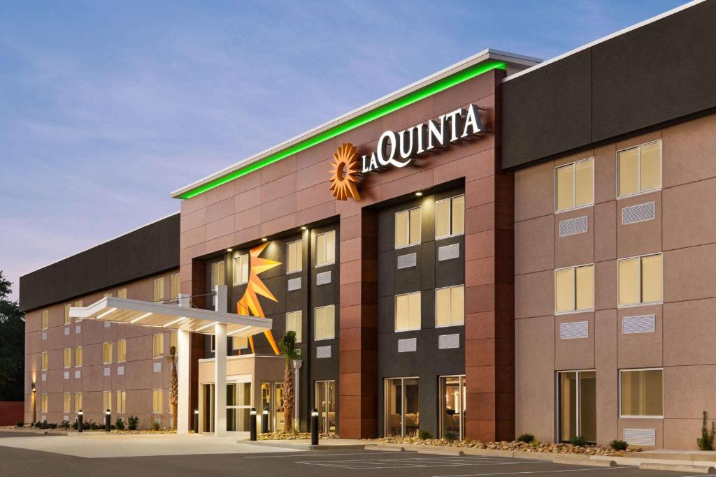 een weergave van een quinilla hotel bij La Quinta Inn by Wyndham Columbia NE Fort Jackson in Columbia