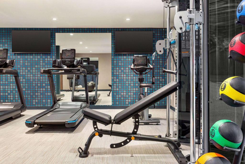 La Quinta Inn by Wyndham Columbia NE Fort Jacksonにあるフィットネスセンターまたはフィットネス設備