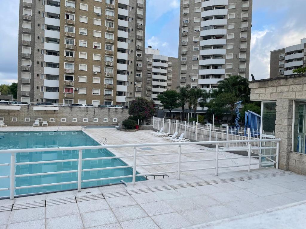 a swimming pool in a city with tall buildings at Temporario V sol in Córdoba