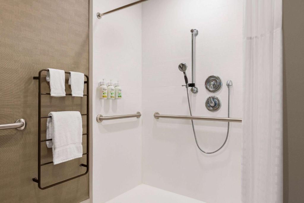 La Quinta Inn by Wyndham Columbia NE Fort Jacksonにあるバスルーム