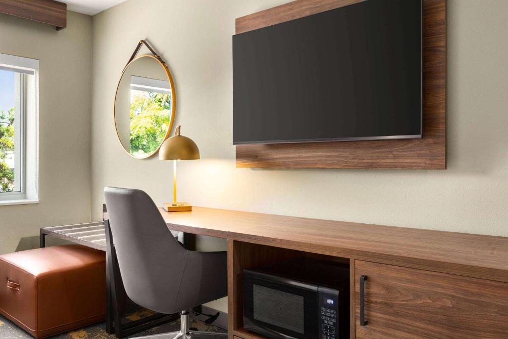 La Quinta Inn by Wyndham Columbia NE Fort Jacksonにあるテレビまたはエンターテインメントセンター