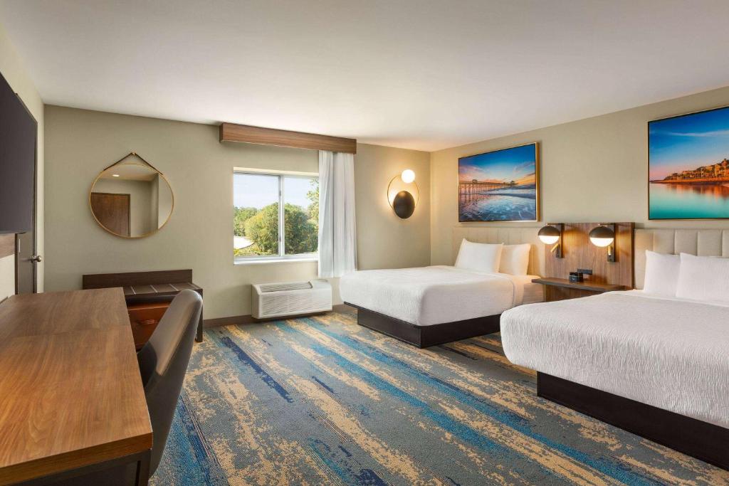 La Quinta Inn by Wyndham Columbia NE Fort Jacksonにあるベッド