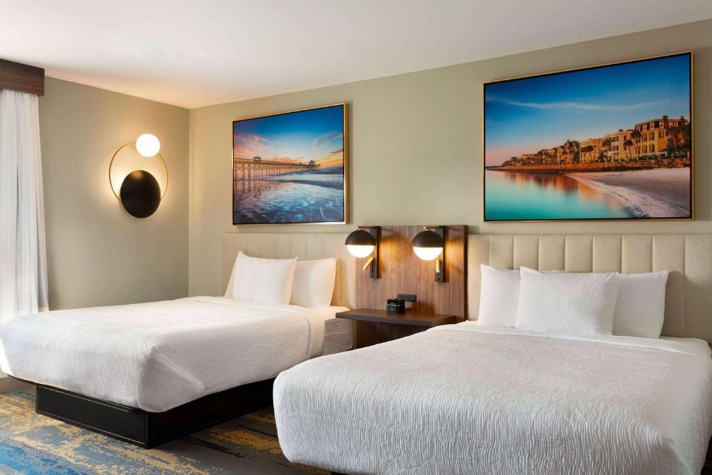 La Quinta Inn by Wyndham Columbia NE Fort Jacksonにあるベッド