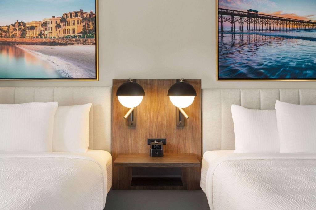 La Quinta Inn by Wyndham Columbia NE Fort Jacksonにあるベッド