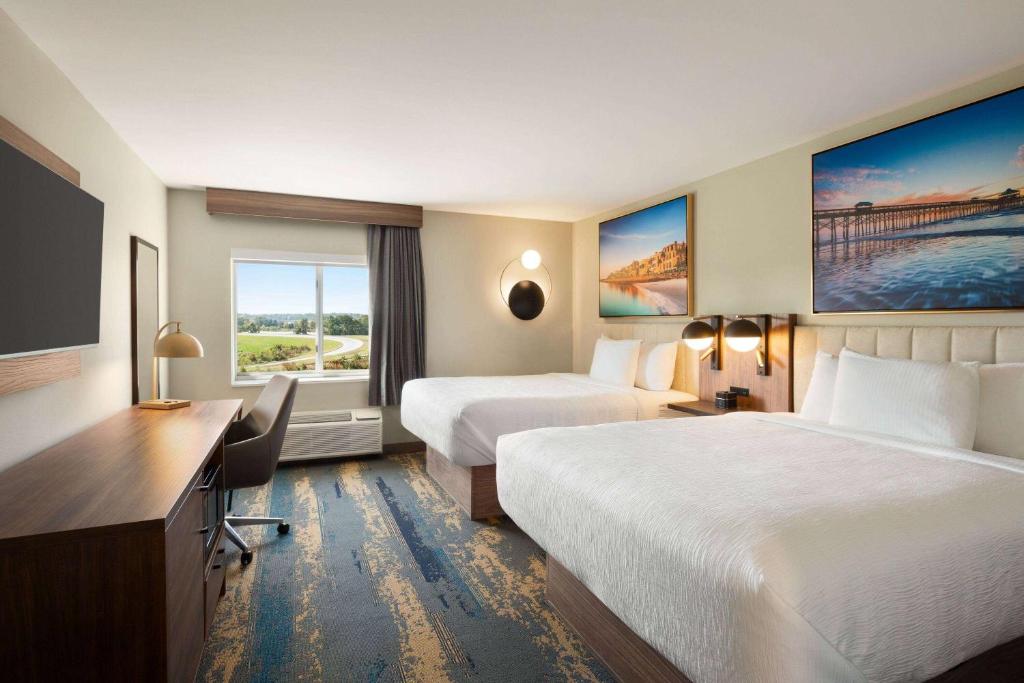 La Quinta Inn by Wyndham Columbia NE Fort Jacksonにあるベッド