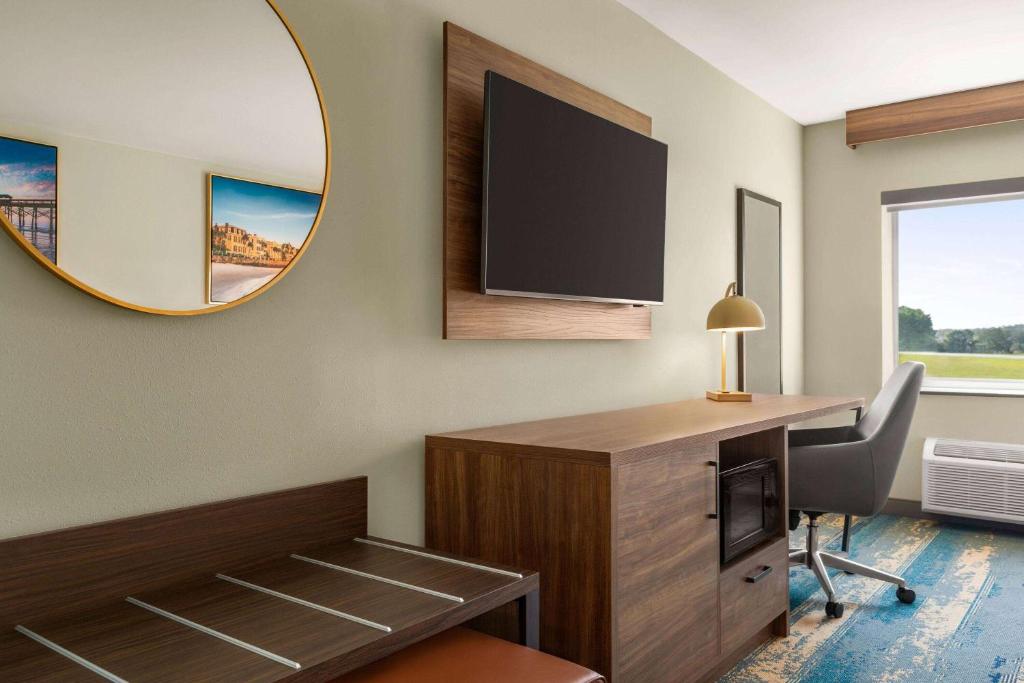 La Quinta Inn by Wyndham Columbia NE Fort Jacksonにあるテレビまたはエンターテインメントセンター