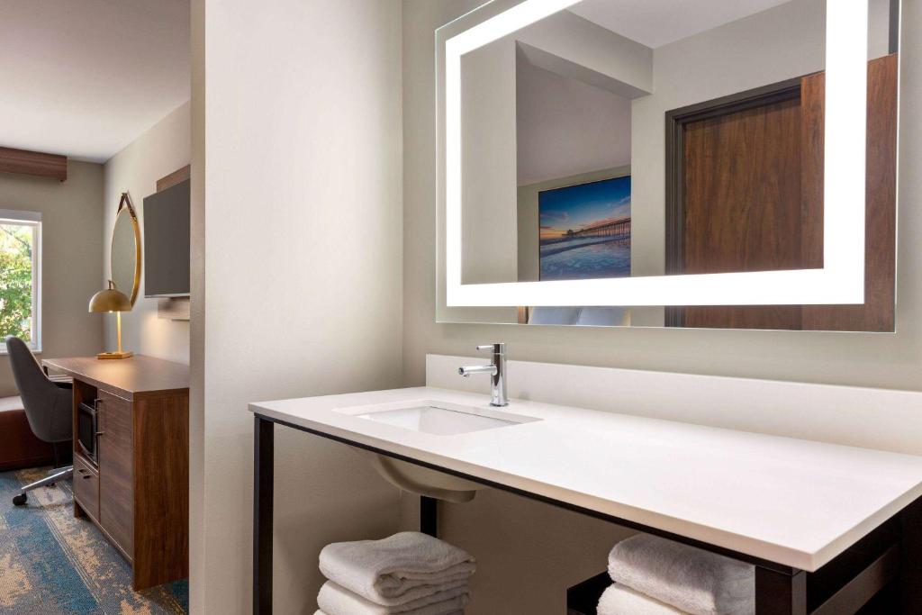 La Quinta Inn by Wyndham Columbia NE Fort Jacksonにあるバスルーム