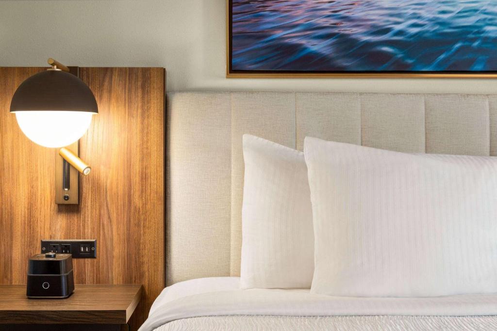 La Quinta Inn by Wyndham Columbia NE Fort Jacksonにあるベッド