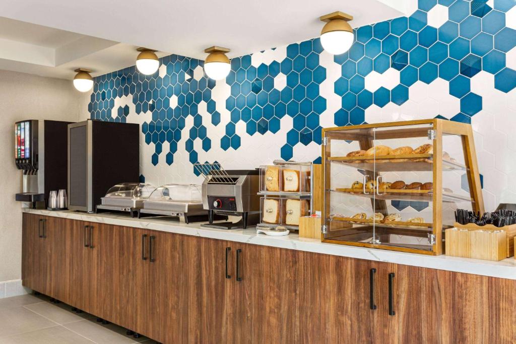 La Quinta Inn by Wyndham Columbia NE Fort Jacksonにあるキッチンまたは簡易キッチン
