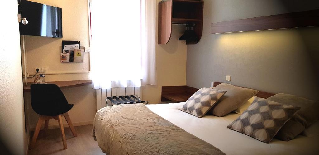 Postel nebo postele na pokoji v ubytování Logis Hôtel Restaurant Le Sainte Mere