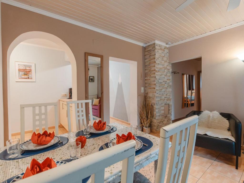 Posedenie v ubytovaní Apartment Terrace Garden Retreat by Interhome