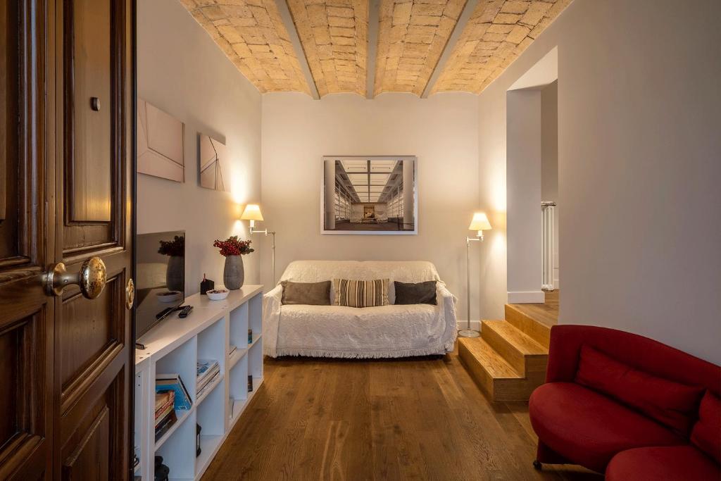 ローマにあるFotofever Apt, two bedrooms with air conditioned in elegant shopping area, close to Vatican Cityのベッドルーム1室(ベッド1台、赤い椅子付)