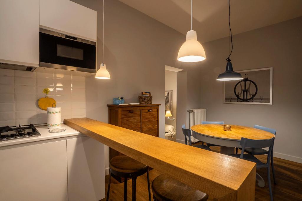 A kitchen or kitchenette at Fotofever Apt, two bedrooms with air conditioned in elegant shopping area, close to Vatican City