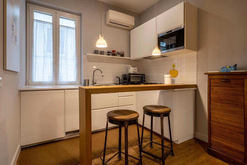 A kitchen or kitchenette at Fotofever Apt, two bedrooms with air conditioned in elegant shopping area, close to Vatican City