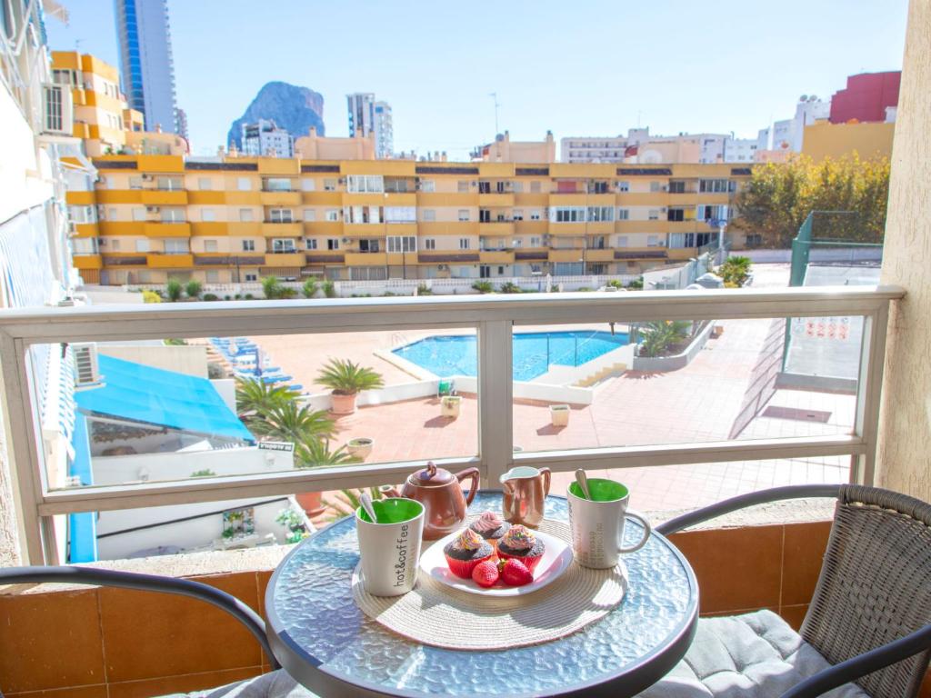 une table avec une assiette de fruits sur un balcon dans l'établissement Apartment Apolo IV-8 by Interhome, à Calp