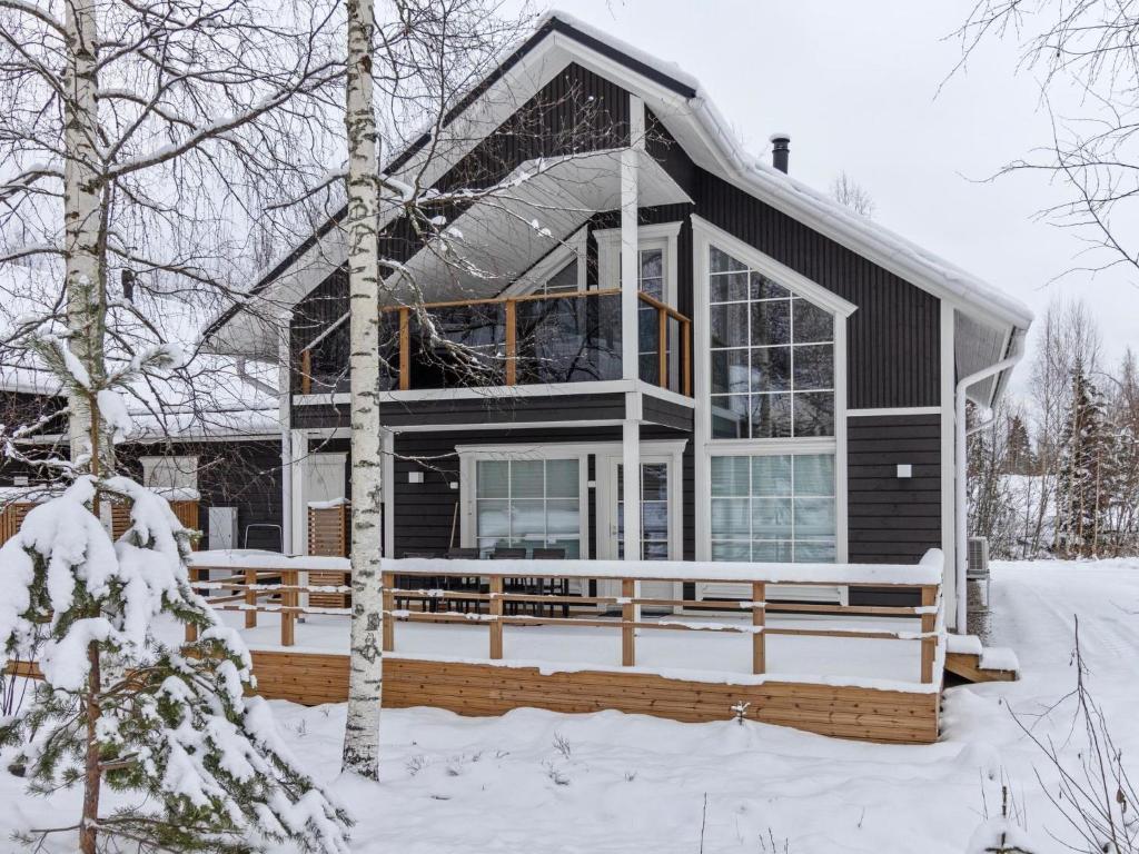 uma casa na neve com uma grande janela em Holiday Home Tonttutahko 20 a by Interhome em Tahkovuori