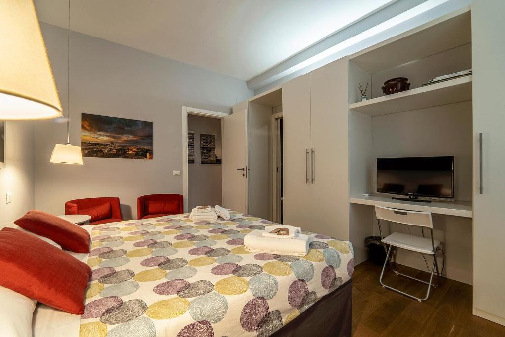 A bed or beds in a room at Fotofever Apt, two bedrooms with air conditioned in elegant shopping area, close to Vatican City