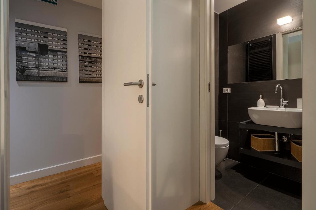 A bathroom at Fotofever Apt, two bedrooms with air conditioned in elegant shopping area, close to Vatican City