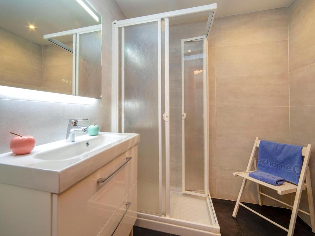 A bathroom at Studio Apolo VI-6 by Interhome