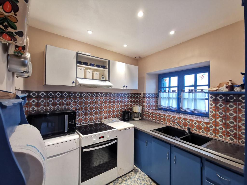 Kuchyňa alebo kuchynka v ubytovaní Holiday Home La maison bleue by Interhome
