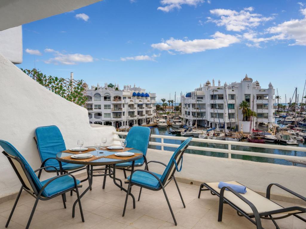 eine Terrasse mit einem Tisch und Stühlen auf dem Balkon in der Unterkunft Apartment Puerto Marina-2 by Interhome in Benalmadena Costa