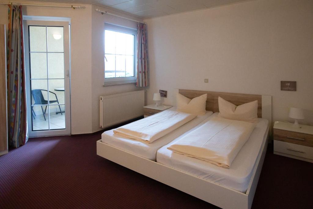 Säng eller sängar i ett rum på Hotel Dolgesheim