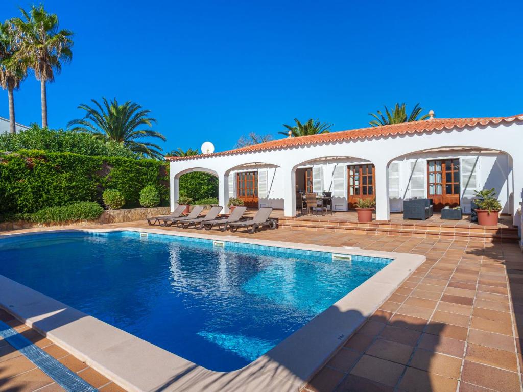 una piscina en el patio trasero de una villa en Apartment Ana II - MUR115 by Interhome, en Cala Murada