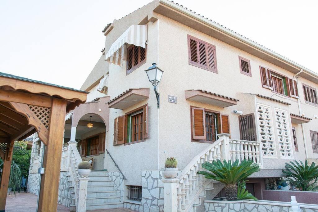 una gran casa blanca con escaleras delante en villa costa blanca, privada para 12 personas y cerca playa Muchavista, en San Juan de Alicante
