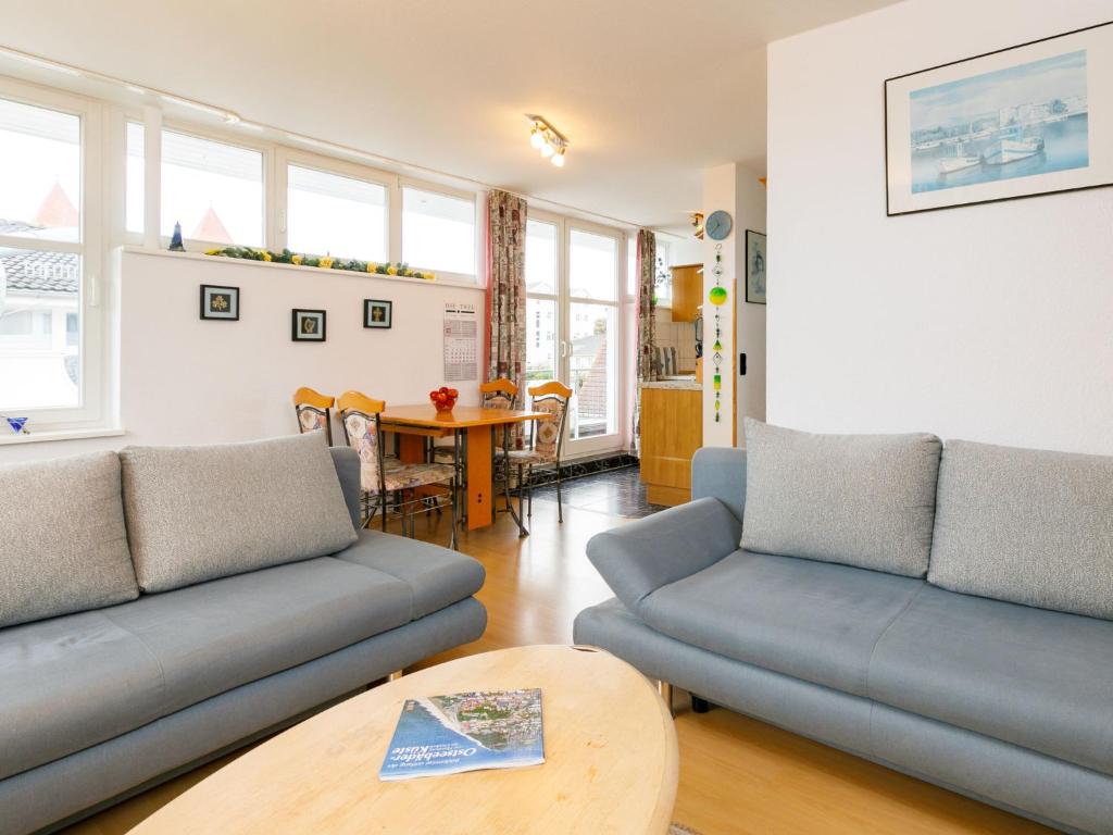 ein Wohnzimmer mit 2 Sofas und einem Tisch in der Unterkunft Apartment Dünenresidenz 24 by Interhome in Zinnowitz