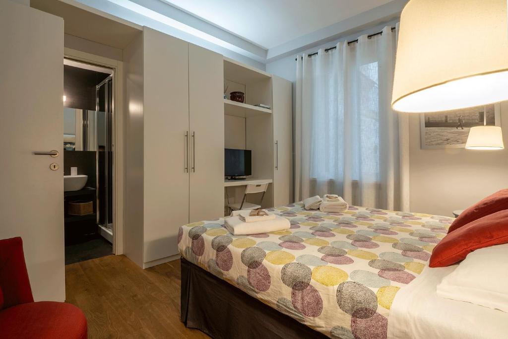 A bed or beds in a room at Fotofever Apt, two bedrooms with air conditioned in elegant shopping area, close to Vatican City