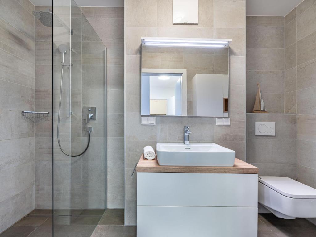 A bathroom at Apartment Seensucht alpe maritima Ski & See-Top 25 by Interhome